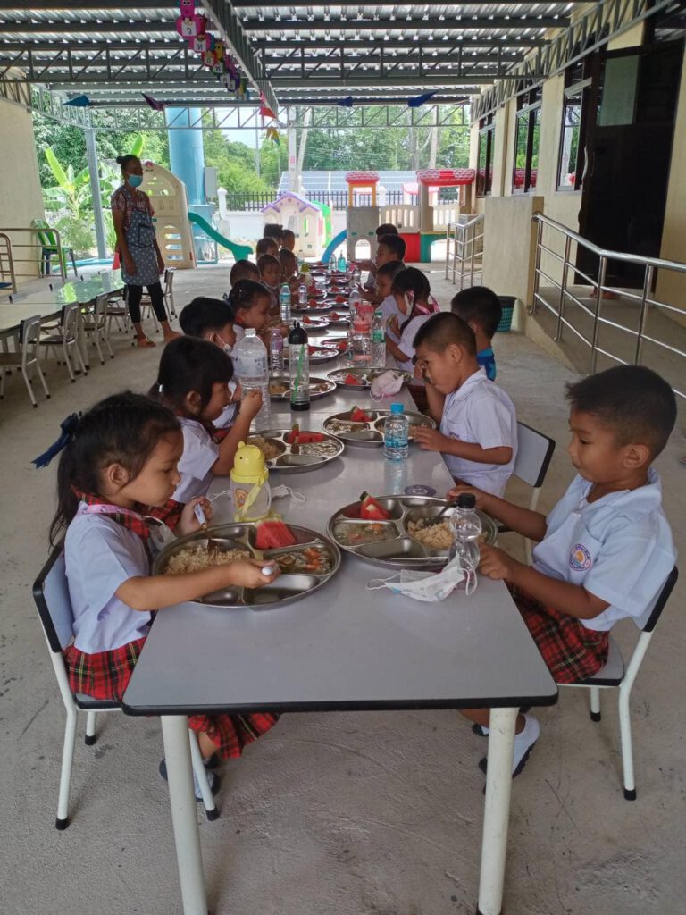 จัดบริการอาหารกลางวันแก่เด็กนักเรียน ในวันเปิดการเรียนการสอนวันแรก