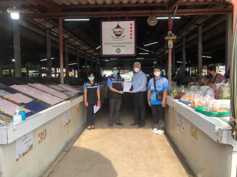 พานิชย์จังหวัดลพบุรีลงพื้นที่ตรวจตลาดสดเทศบาลตำบลสระโบสถ์และร้านสะดวกซื้อ