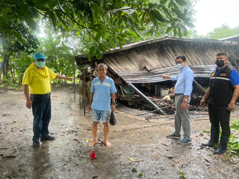 ลงพื้นที่ตรวจสอบบ้านเรือนประชาชนที่ได้รับความเสียหายจากพายุโนรู