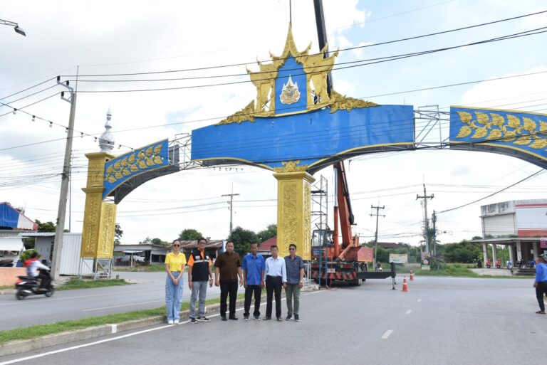 ลงพื้นที่ตรวจสอบซุ้มเฉลิมพระเกียรติ และถนนถนนแอสฟัลท์ติกคอนกรีต
