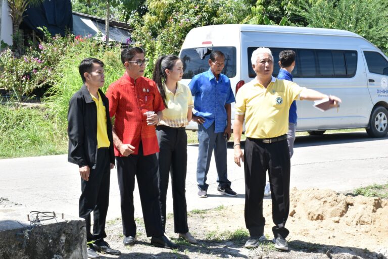 ลงพื้นที่ตรวจสอบความคืบหน้าในการปรับปรุงซ่อมแซมซุ้มเฉลิมพระเกียรติ และลานกว้างข้างศูนย์พัฒนาเด็กเล็กเทศบาลตำบล สระโบสถ์