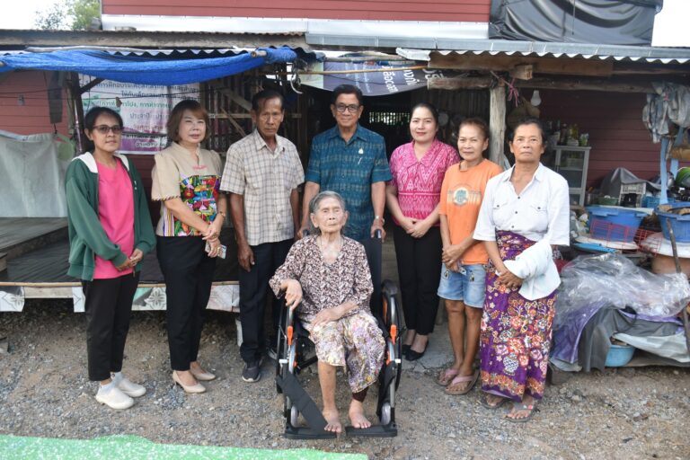 การมอบอุปกรณ์สำหรับคนพิการ ประเภทรถเข็นนั่ง (Wheelchair)