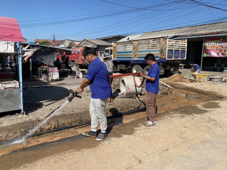 การทำความสะอาดบริเวณตลาดสดเทศบาลตำบลสระโบสถ์ หลังการก่อสร้างวางท่อระบายน้ำ