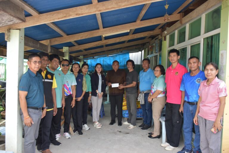 ร่วมมอบเงินสนับสนุนประกอบอาชีพของผู้ผ่านการบำบัดยาเสพติด