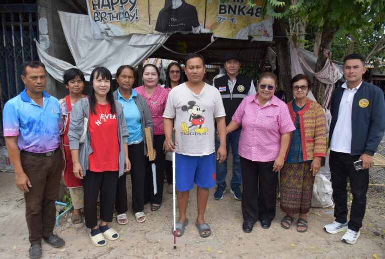 ลงพื้นที่มอบอุปกรณ์สำหรับคนพิการ (ไม้เท้าขาว)
