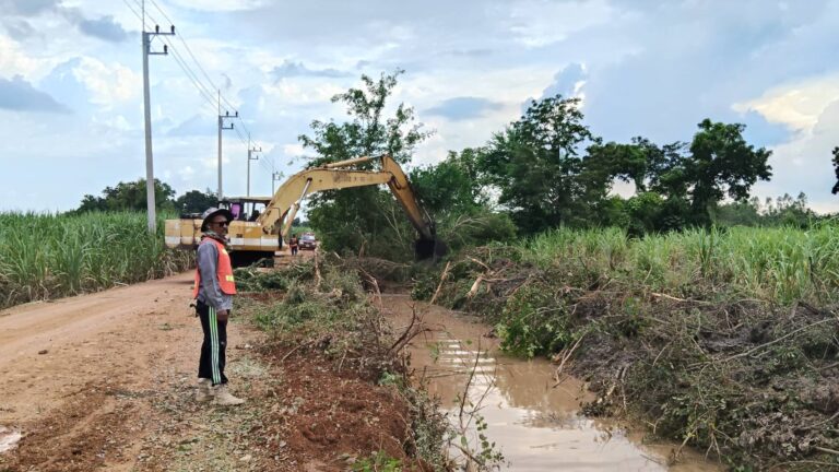 ลงพื้นที่ลอกคลองระบายน้ำ บริเวณหมู่ที่ 11