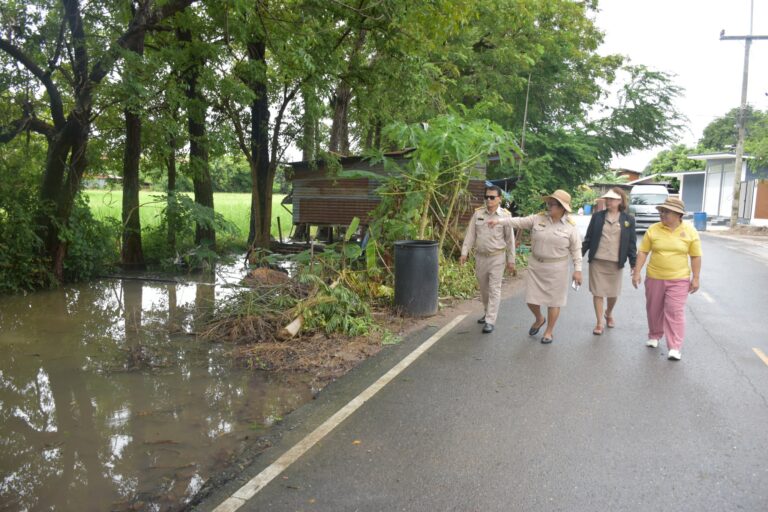 ลงพื้นที่ตรวจสอบแก้ไขปัญหาน้ำท่วมขัง