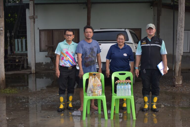 ลงพื้นที่มอบถุงยังชีพแก่ประชาชนที่ประสบปัญหาน้ำท่วมขัง