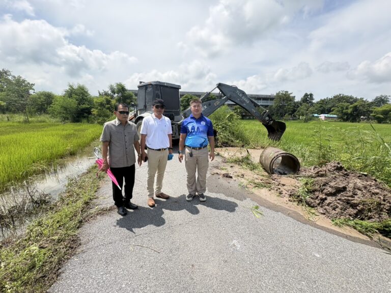 ลงพื้นตรวจสอบและแก้ไขปัญหาน้ำท่วมขังในพื้นที่บริเวณหมู่ 10
