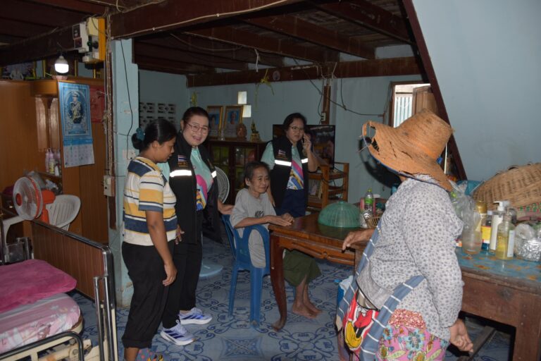 การปฏิบัติหน้าที่ผู้ช่วยเหลือดูแลผู้สูงอายุที่มีภาวะ พึ่งพิง ( care giver )