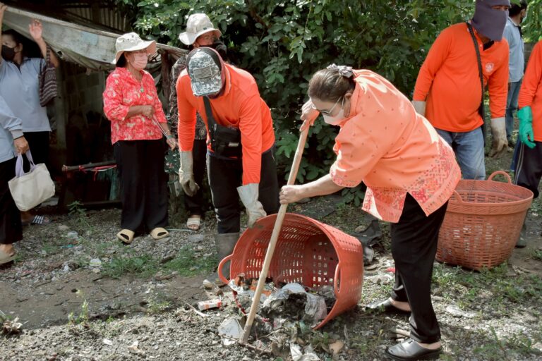 ลงพื้นทำความสระอาดล้างปรับปรุงภูมิทัศน์ บริเวรพื้นที่หมู่ 12