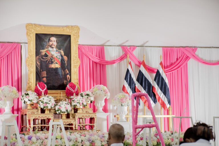 พิธีถวายพวงมาลาเบื้องหน้าพระบรมฉายาลักษณ์