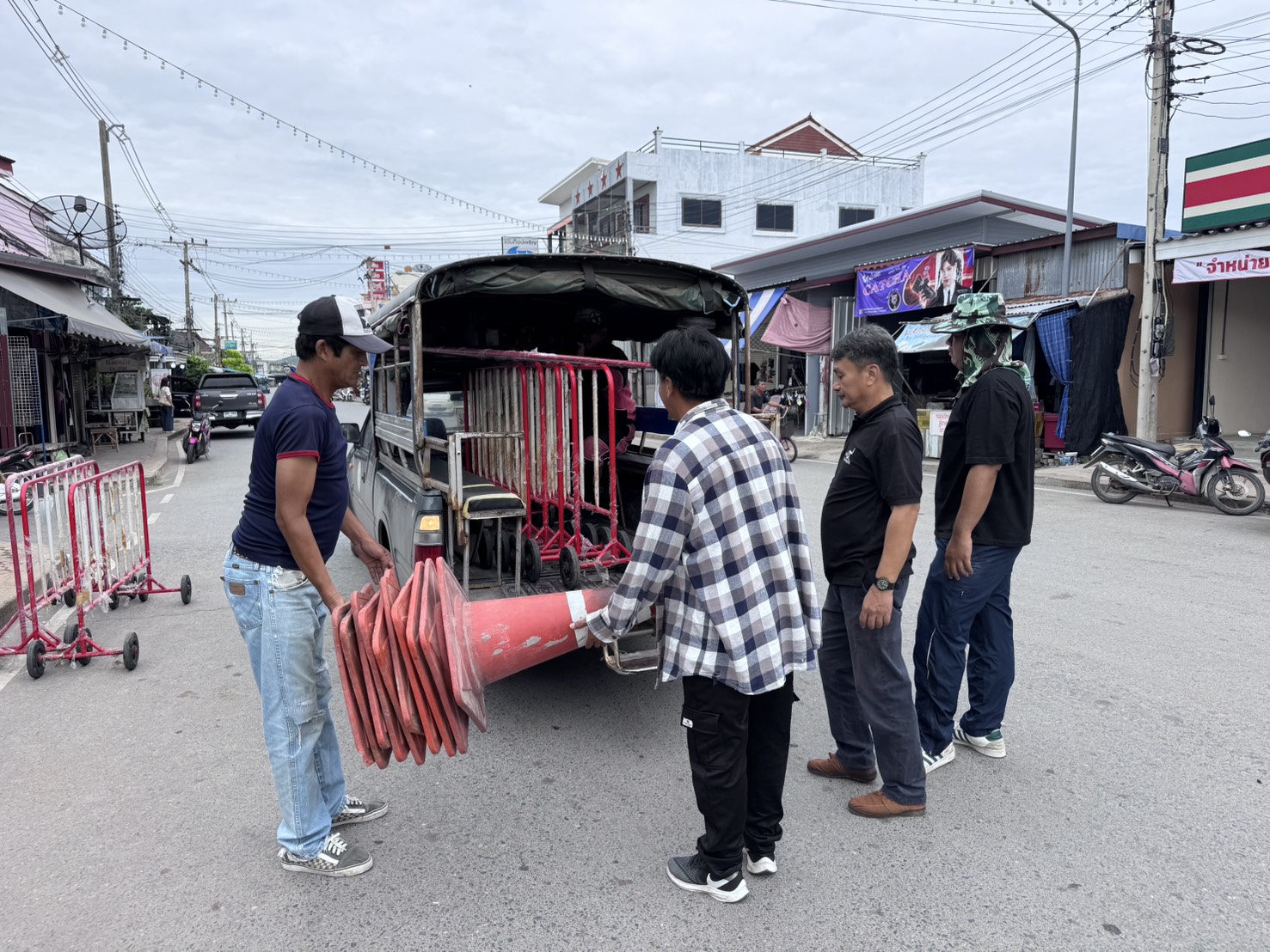 ได้ดำเนินการเก็บอุปกรณ์อำนวยความสะดวกด้านการจราจร