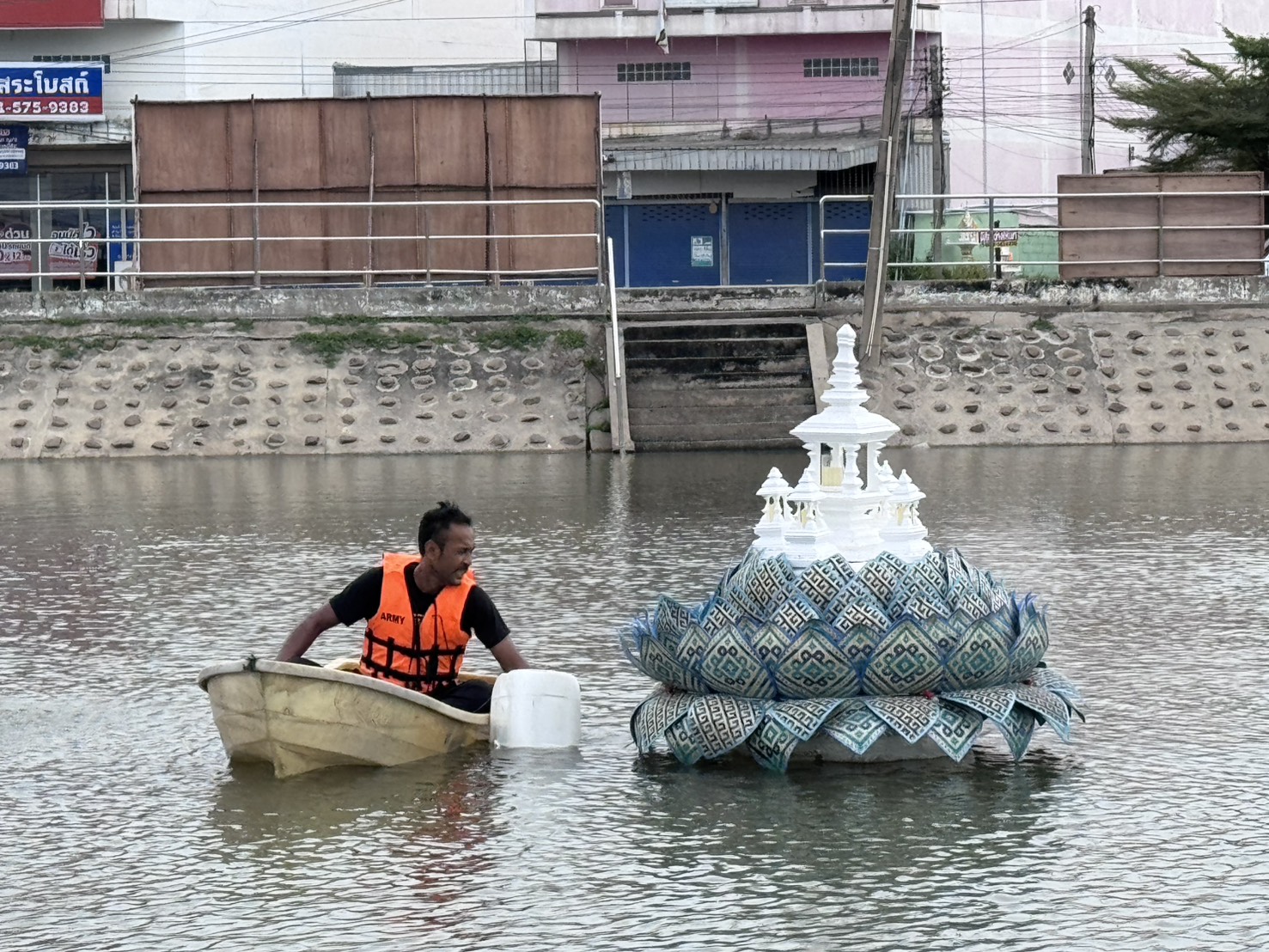 ได้ดำเนินการเก็บอุปกรณ์ต่างๆและ โครงเต็นท์ประดับแสงส่องสว่างใช่จัดงานประเพณีลอยกระทง